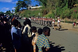 Archipel-des-Comores;-Défilé;-Enfants;-Fête;-Foule;-France;-Kaleidos;-Kaleidos-images;-La-parole-à-limage;-Laurent-Abad;-Mayotte;-Océan-Indien;-Rue;-Stories-Pictures;-Vie-quotidienne